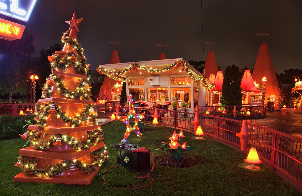 世界のディズニーパークのクリスマス装飾風景