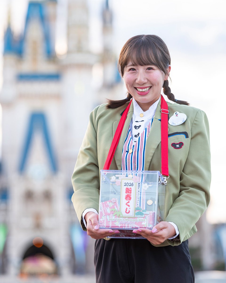 新春くじの箱を持ったキャストとゲストの様子