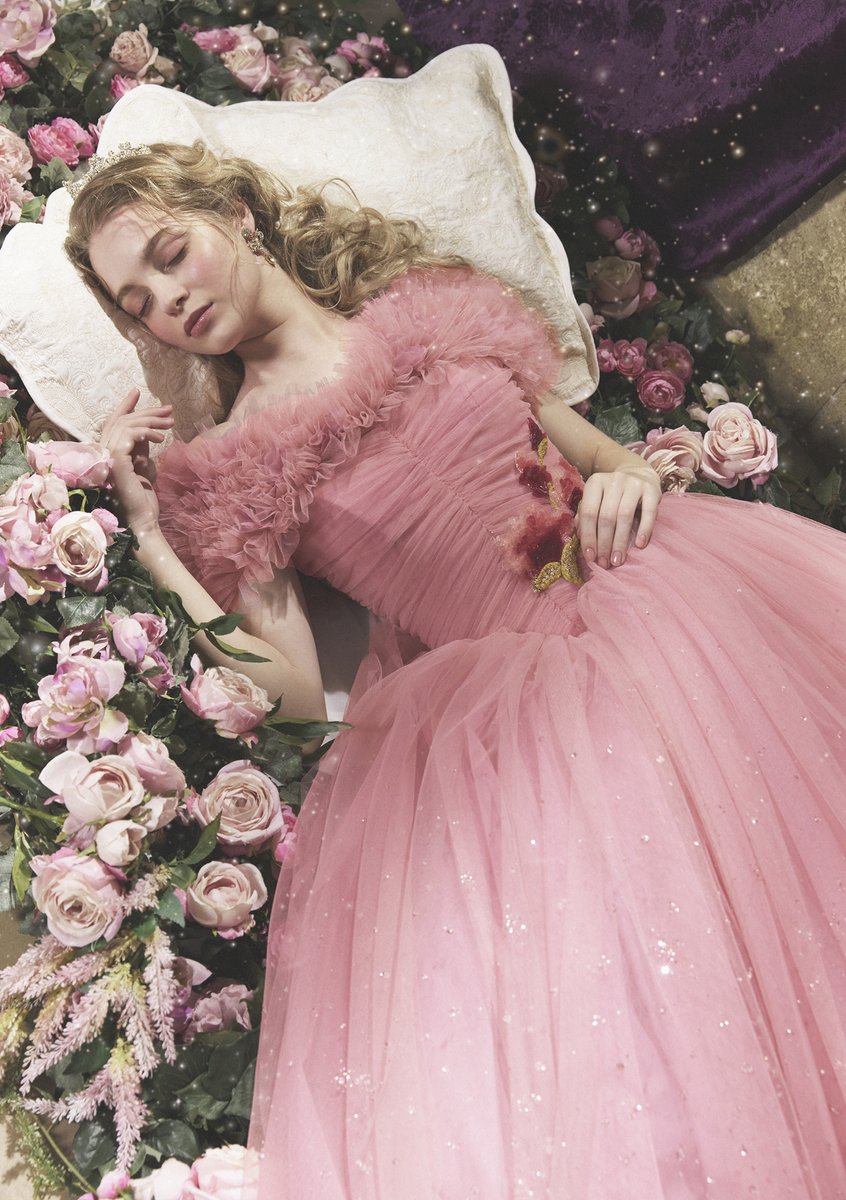 オーロラ姫にインスパイアされたピンクのウェディングドレス