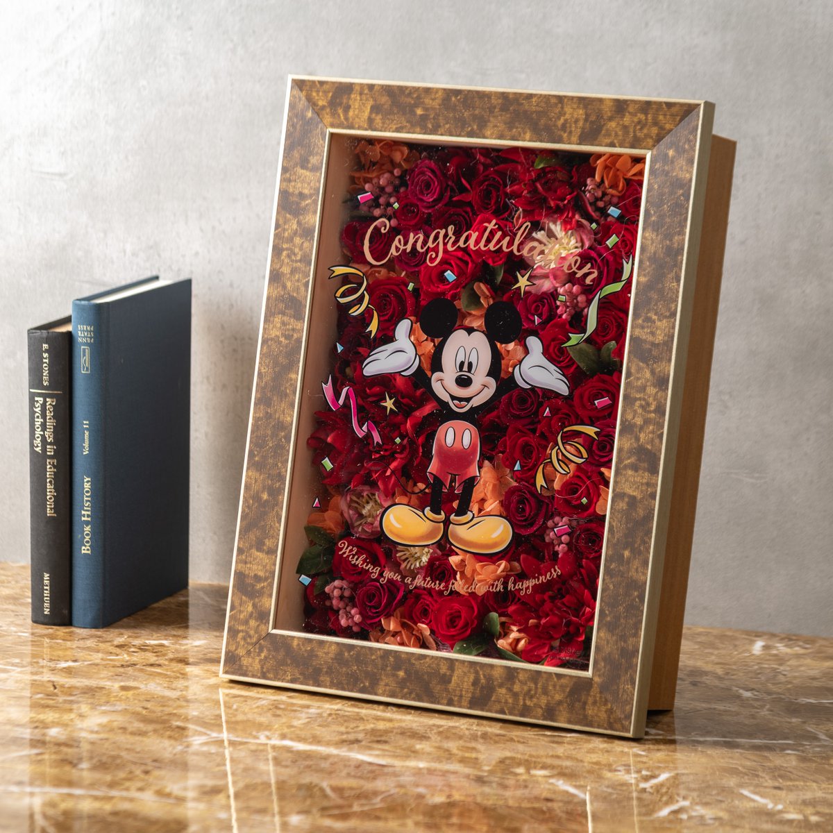 ミッキーがお祝いするようなフラワーフレームアートの華やかなデザイン
