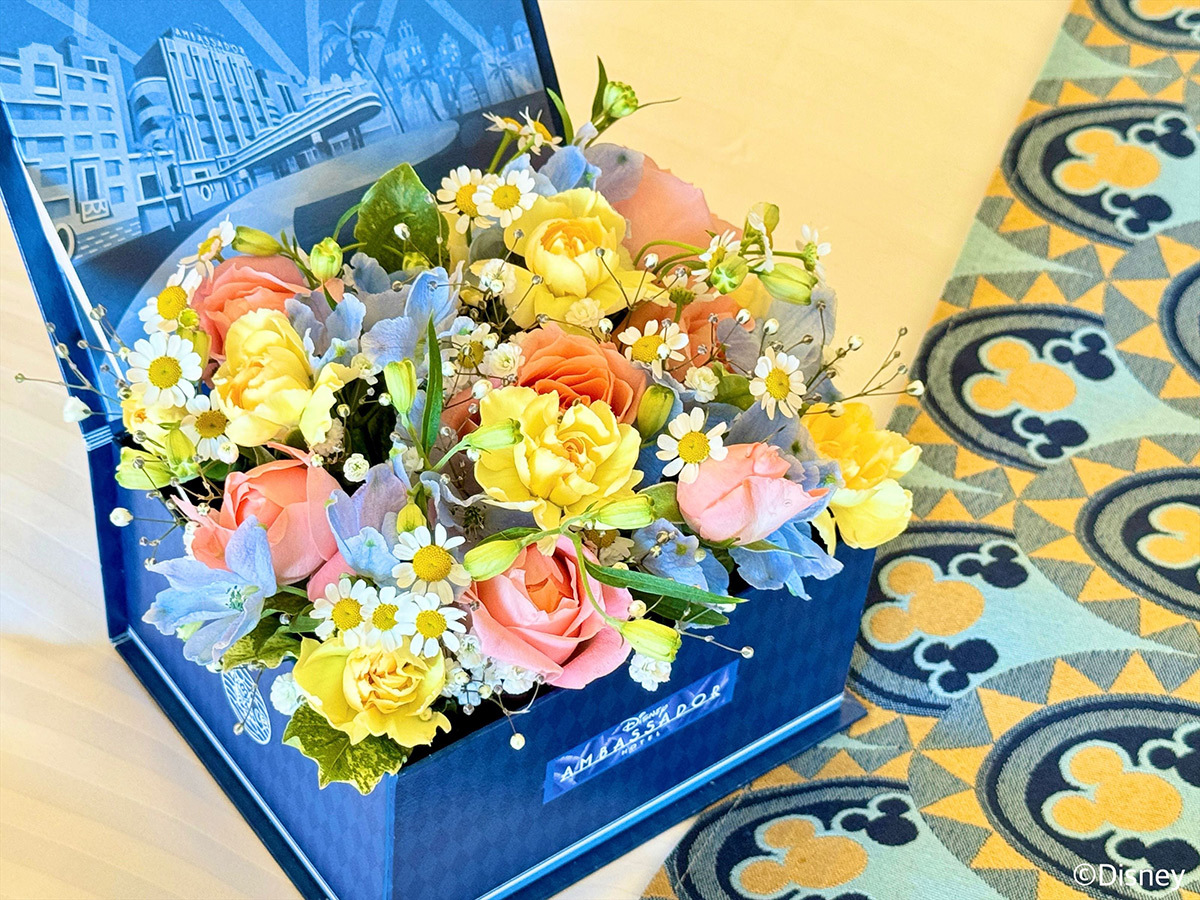 ディズニーホテルの客室で楽しめるフラワーアレンジメントのイメージ