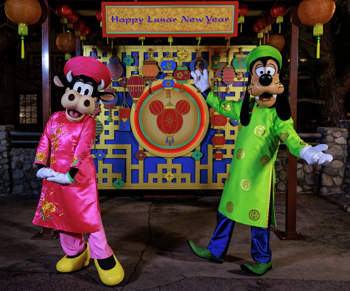 グーフィーとクララベルがアオザイ姿で登場