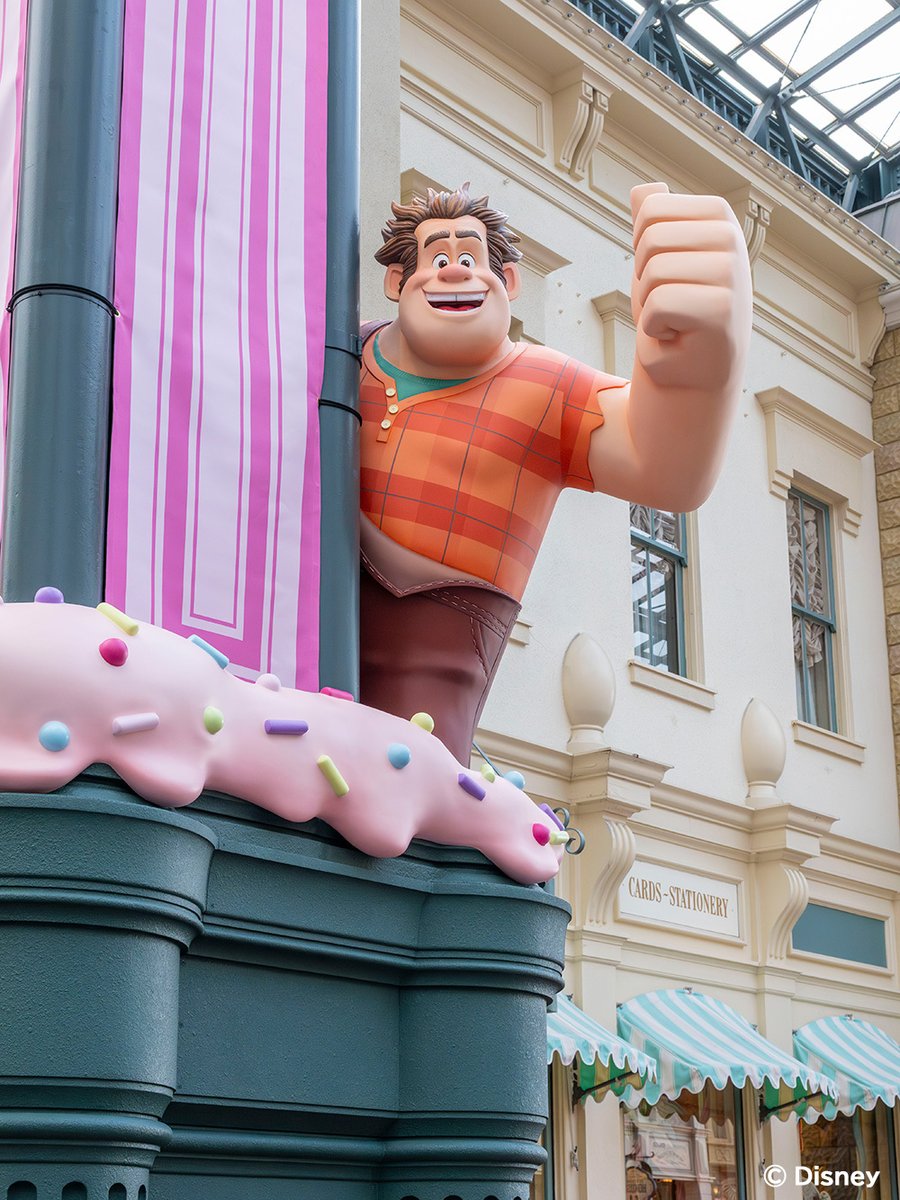 スウィーツをテーマにしたパークのカラフルな装飾