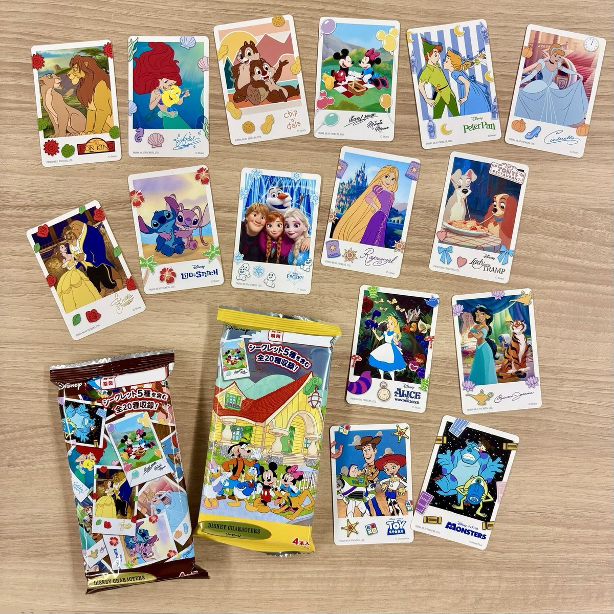 ディズニーキャラクターの写真風シール付きソーセージのイラスト