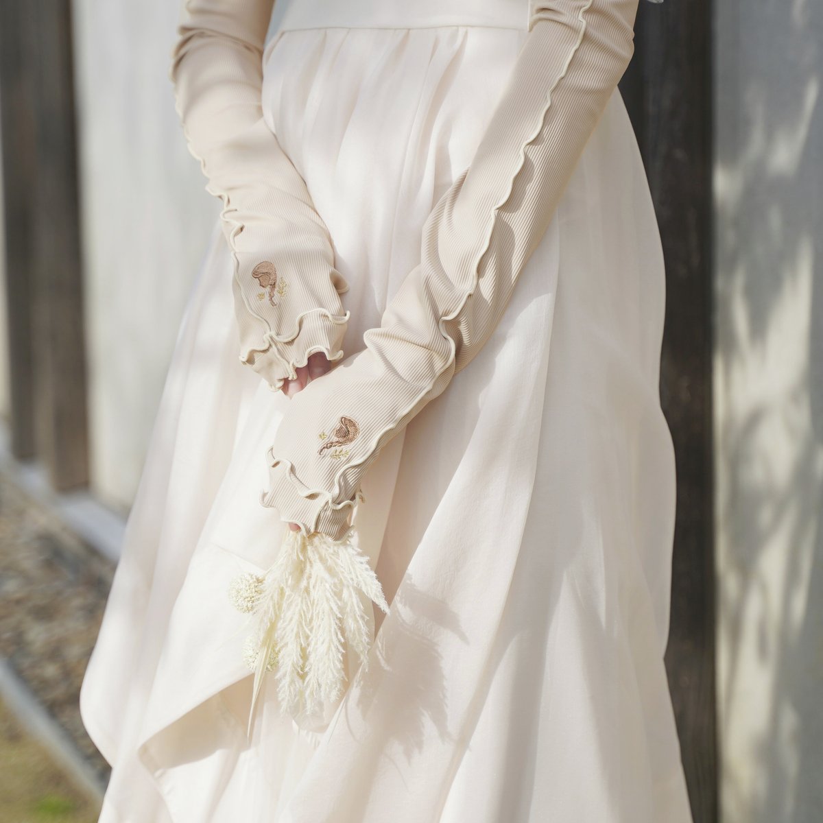 アナとエルサ、オラフの刺繍入りアームカバー（グレー）