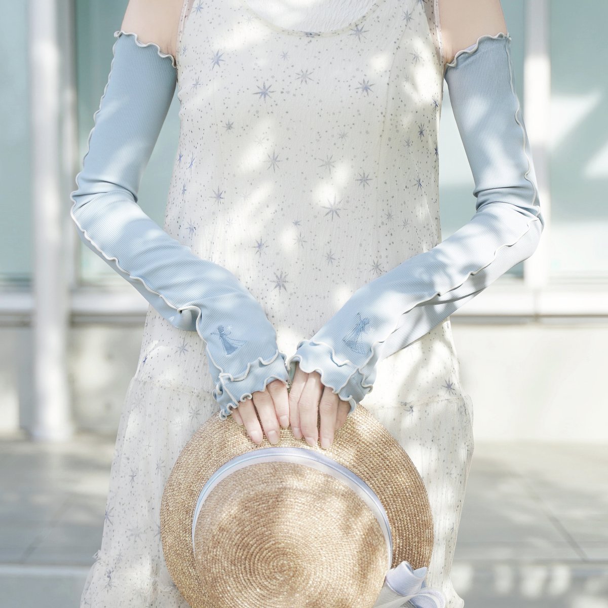 アナとエルサ、オラフの刺繍入りアームカバー（ベージュ）