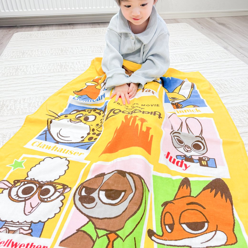 ズートピアデザインのタオルケット。ジュディとニックの可愛いイラストがプリントされた綿100%商品